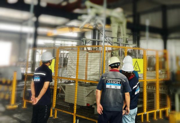 深入增碳劑生產現(xiàn)場，查看設備運行情況